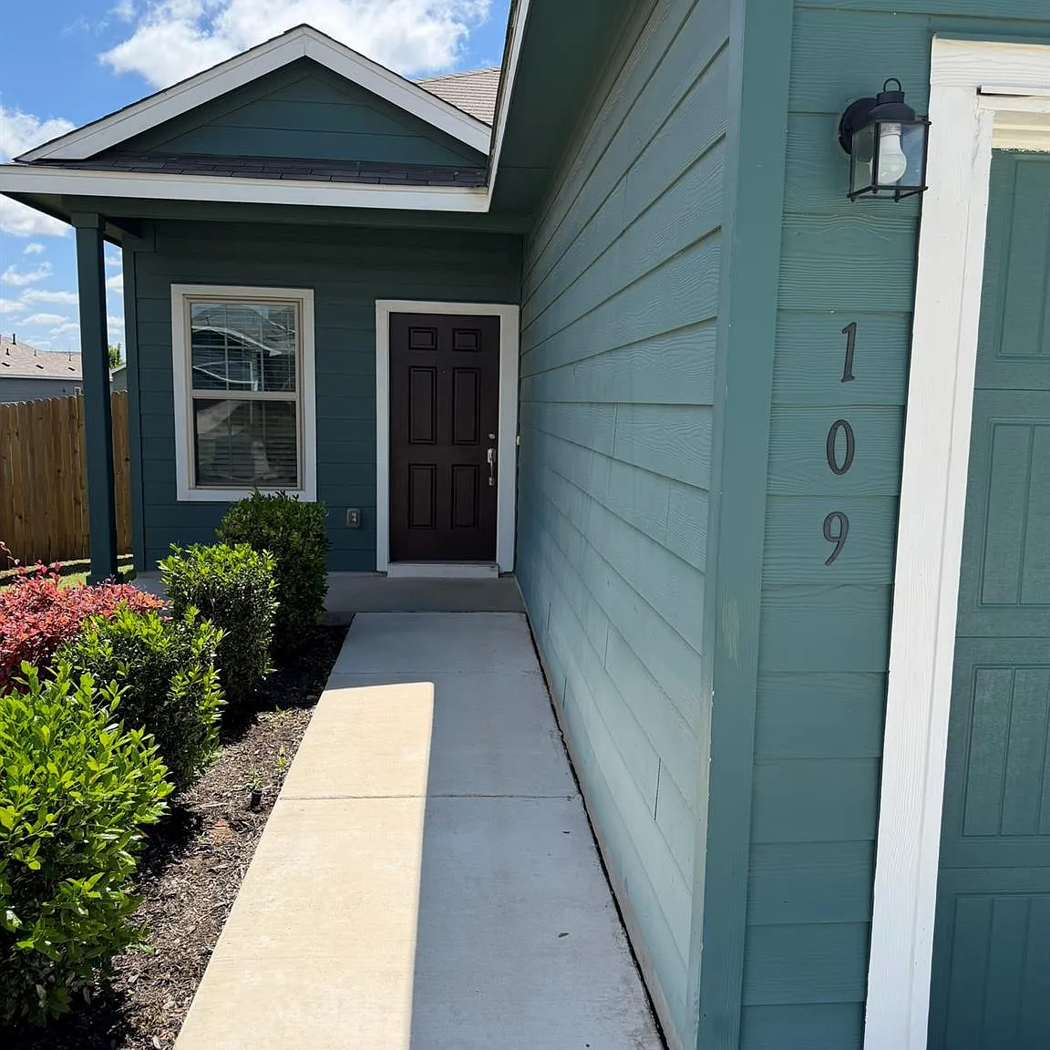3 bed, 2.0 bath, 1440 sqft, $2,049 — Photo 2