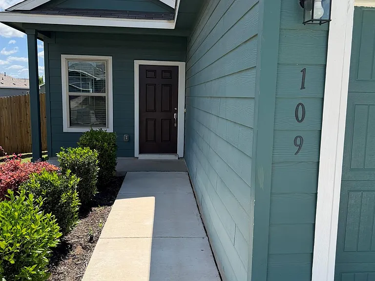 109 High Hill Cv — Photo 2
