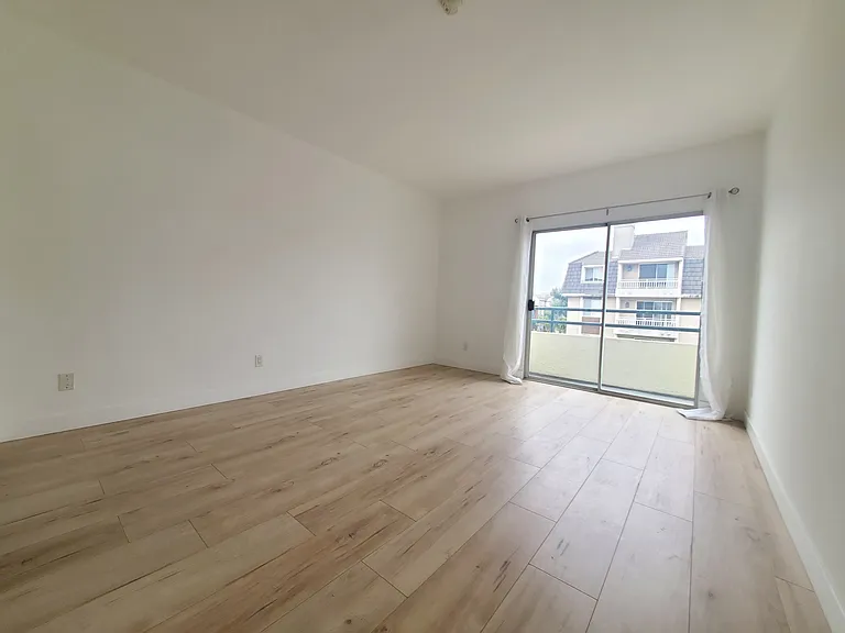 1546 Amherst Ave #302 — Photo 3