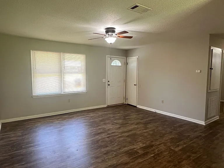 211 Laverne Dr — Photo 6