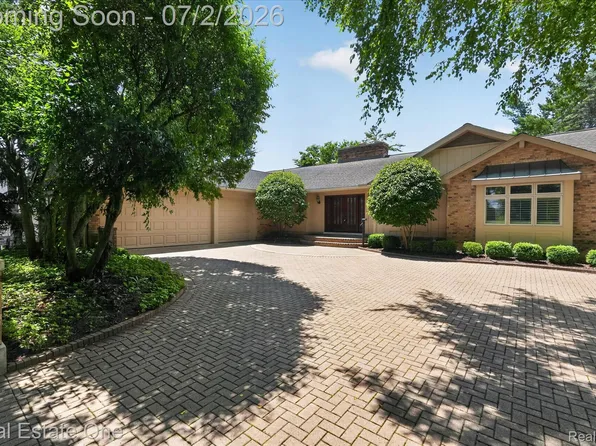 5161 Ledgewood Dr, Commerce Township, MI 48382