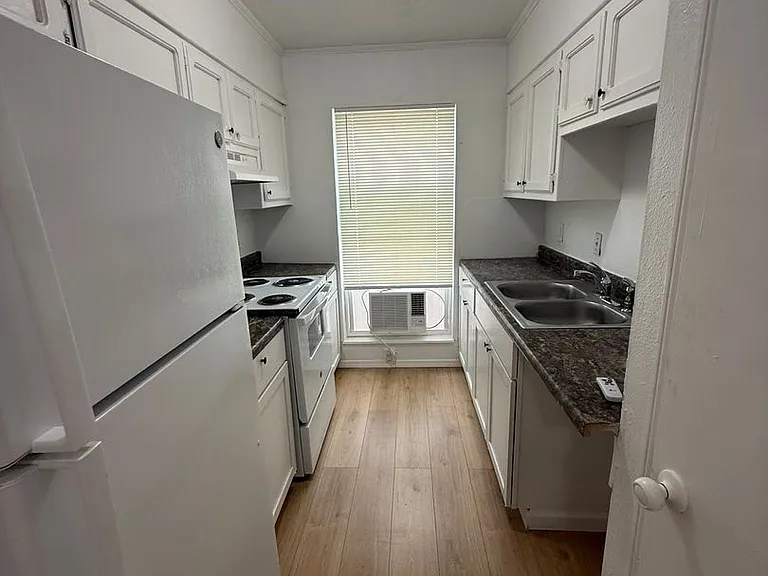 2041-2043 Helm Dr — Photo 14