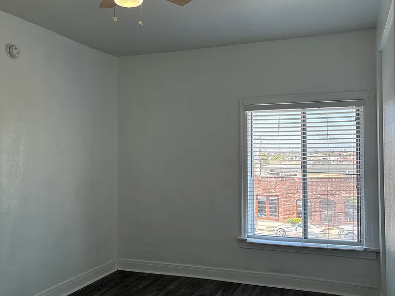 202 W Grand Ave #1 — Photo 2