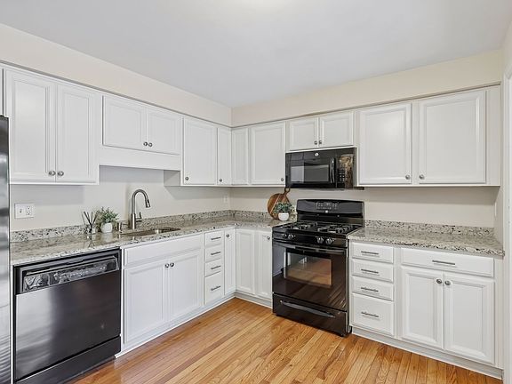 2nd image of 371 Hawthorn Ct