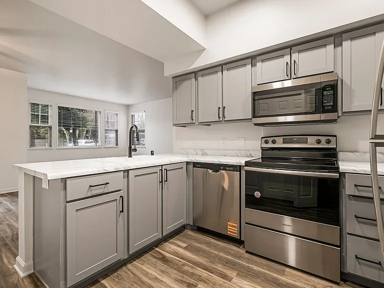 Sterling Oaks Luxury Apartments — Photo 72