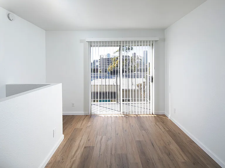 Golden Pacific Apartments — Photo 4