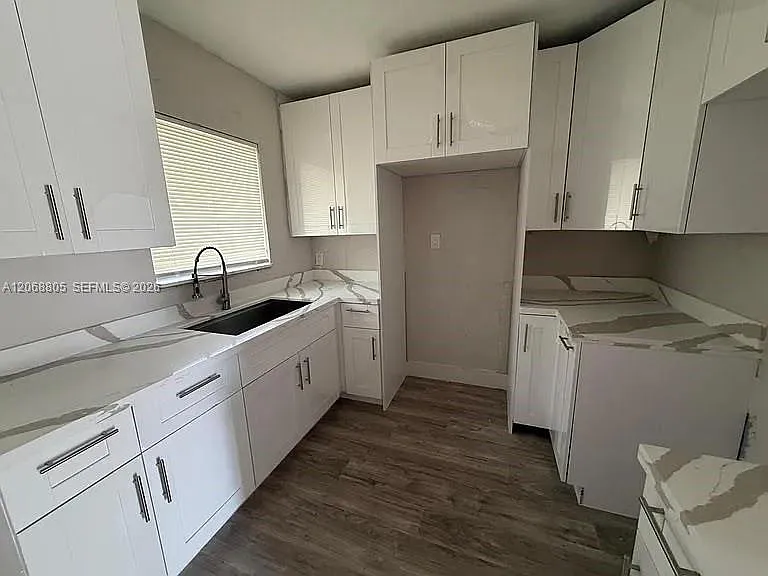 1437 NW 10th Pl — Photo 3