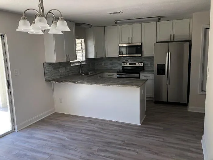 105 Valencia Dr — Photo 3