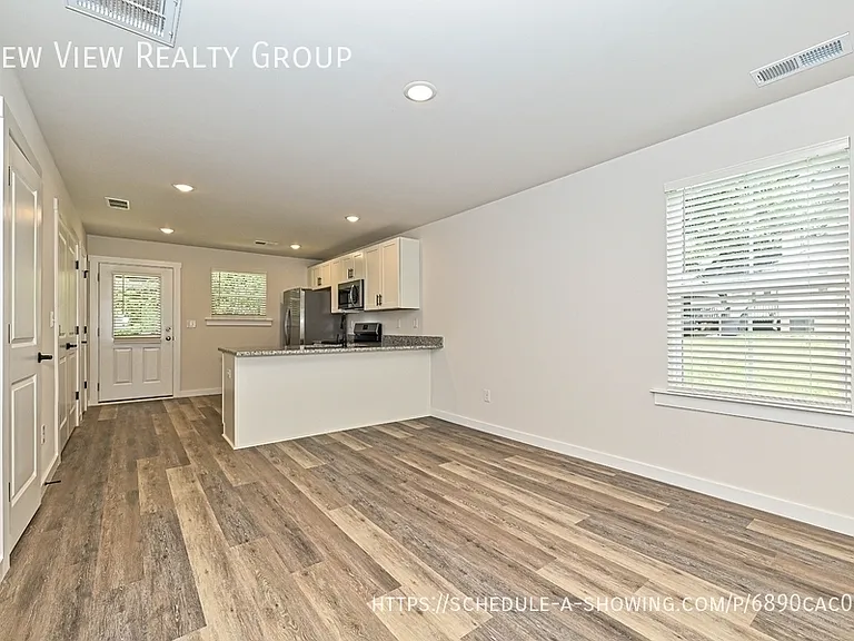 502 12th Ave NE — Photo 6