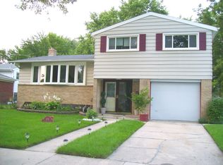 64 Roxbury Ln, Des Plaines, IL 60018