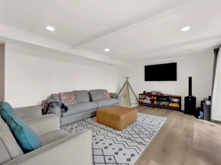 1135 Crestwood Dr — Photo 3