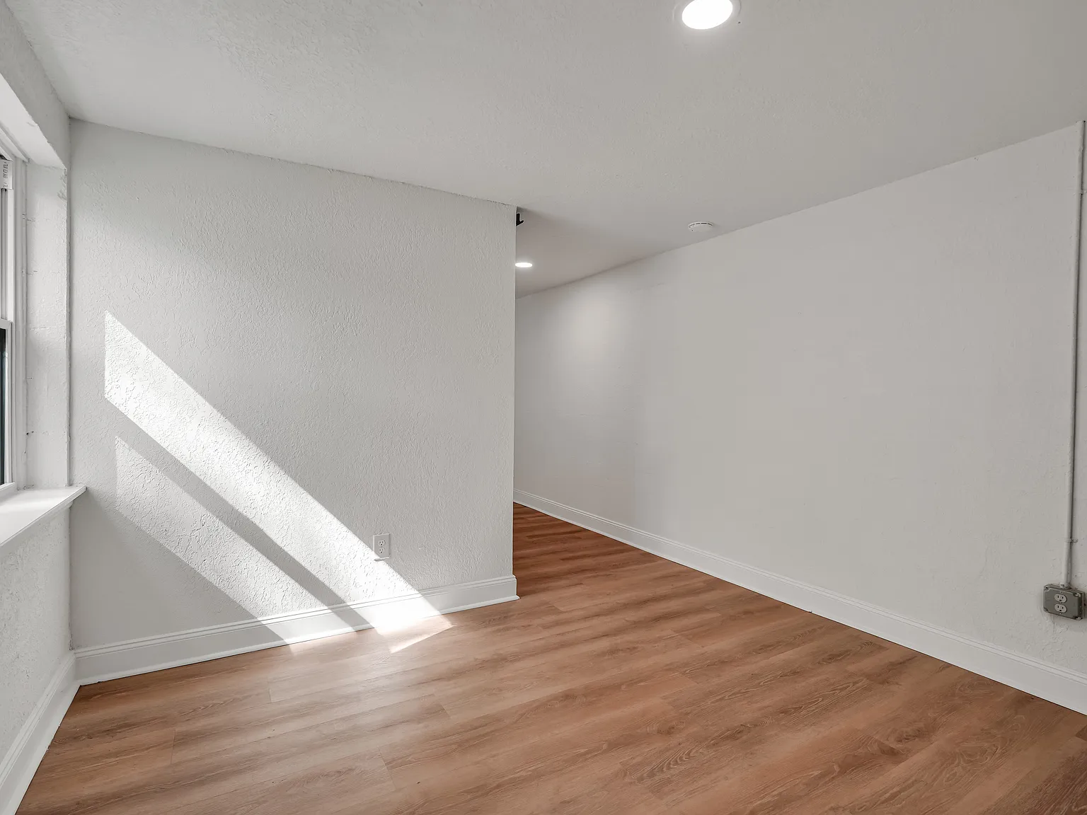 Studio, 300 sqft, $1,275 — Photo 3