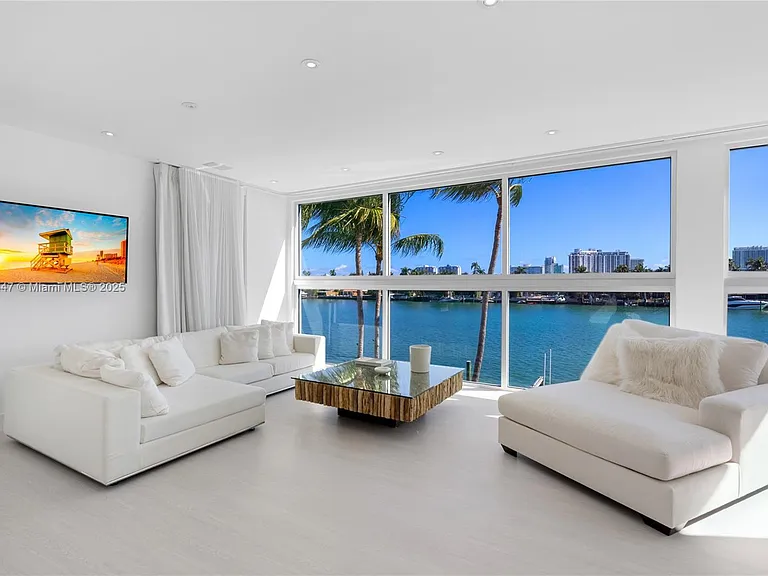 227 E Dilido Dr — Photo 40