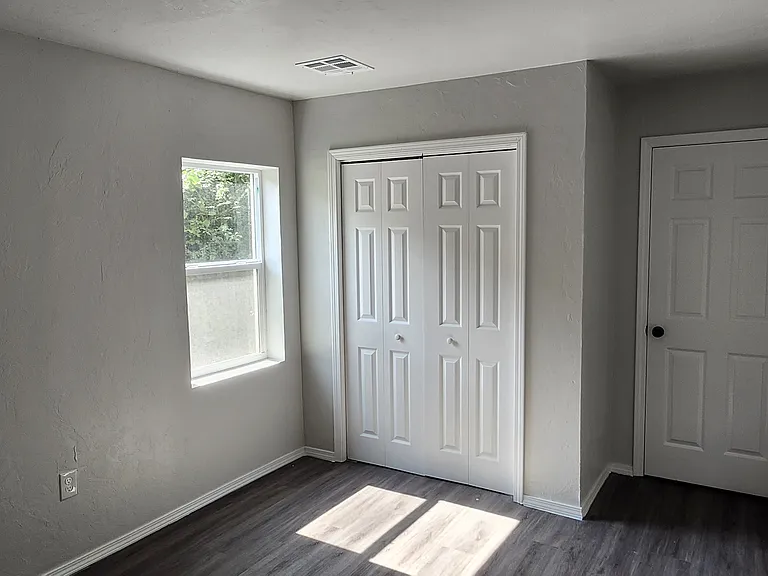 1833 Westchester Dr — Photo 9