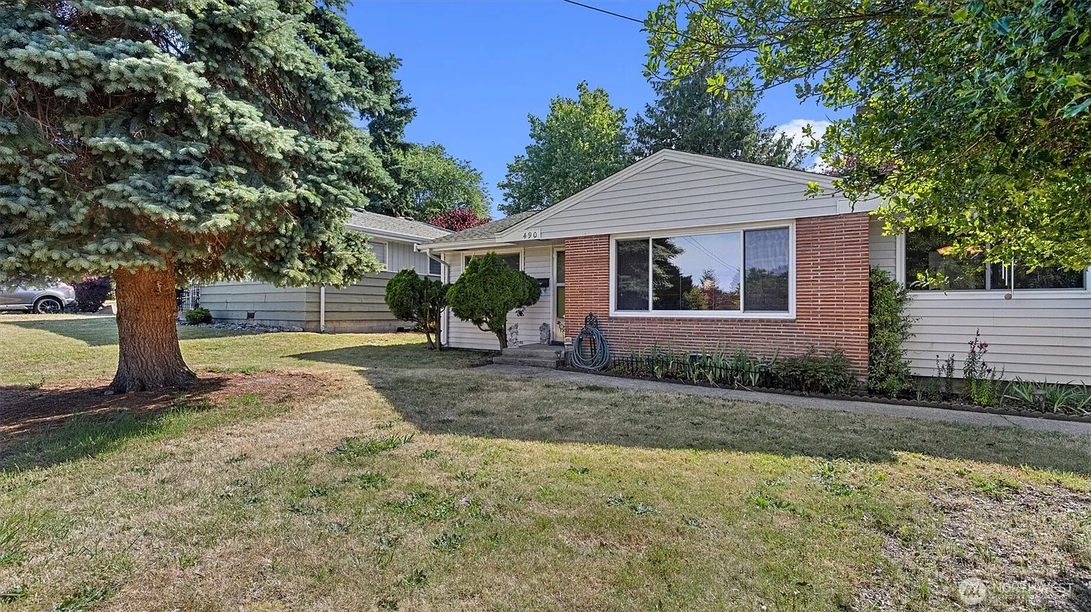 490 SE Pasek Street photo 1