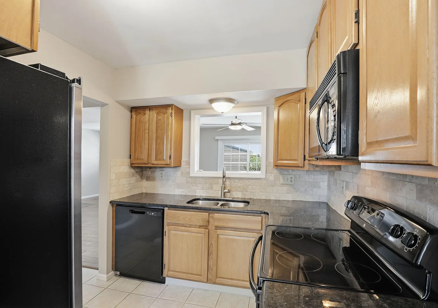 Stunning 3 Bedroom Townhome Available Now! — Photo 2