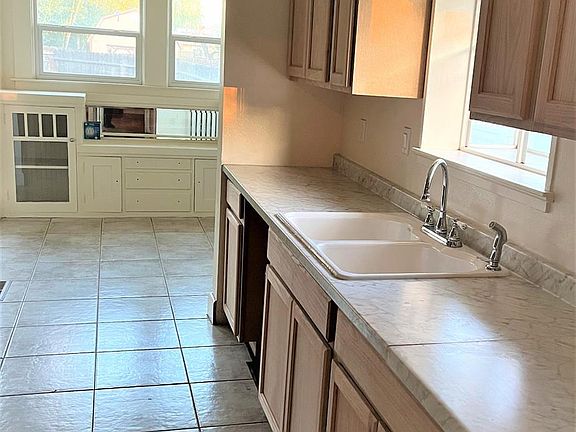 5th image of 920 N Echo Ave