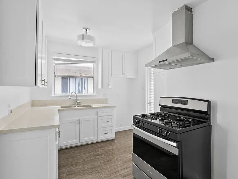 2285 Earl Ave #7 — Photo 2