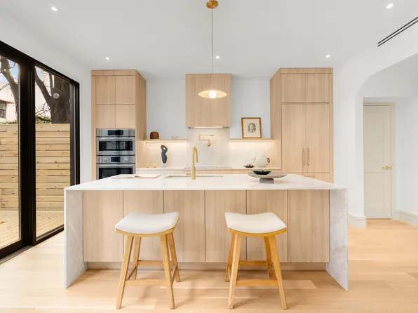 980 Metropolitan Avenue image 4 of 21