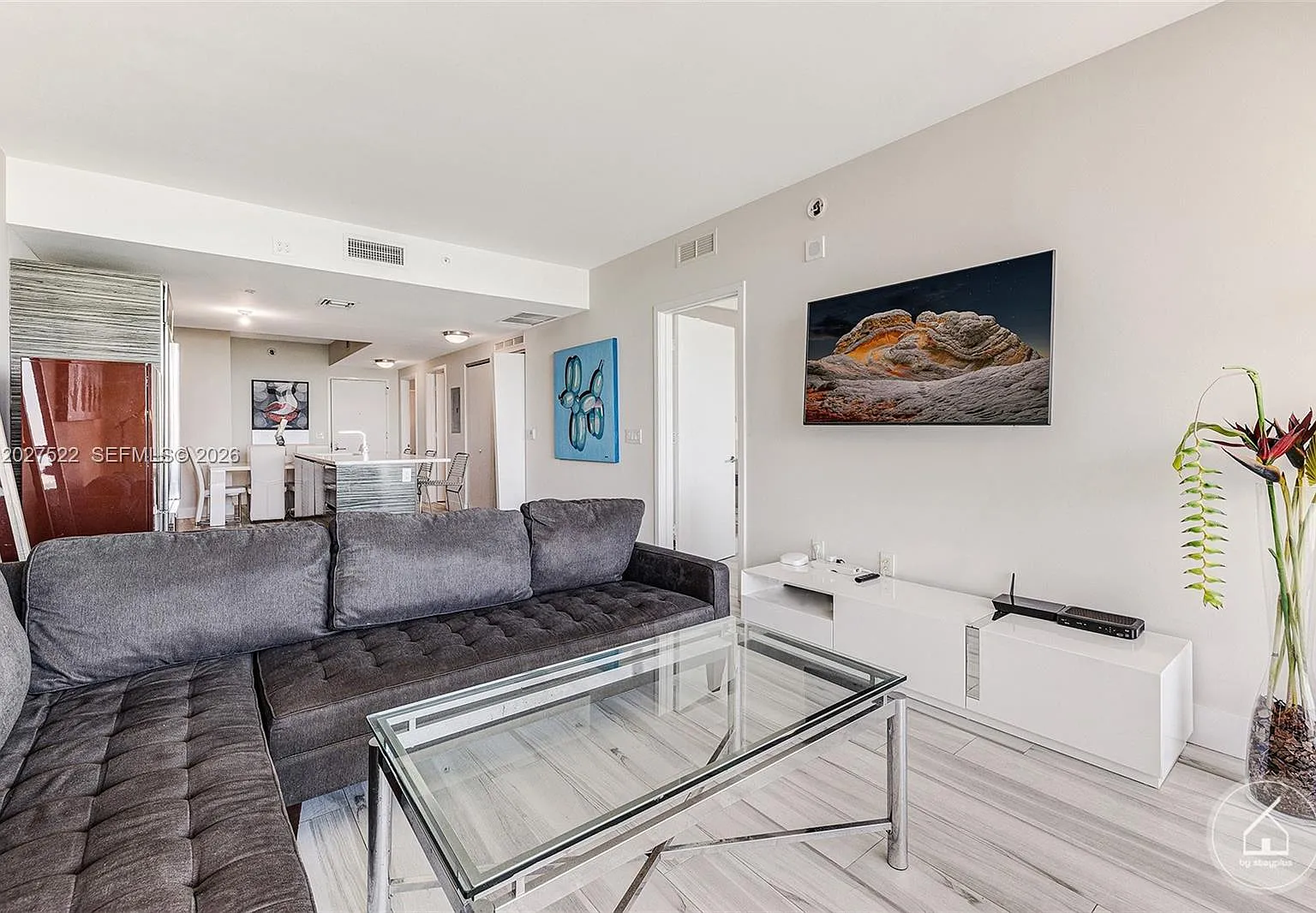 Icon Bay Condo — Photo 4