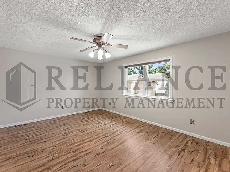 1111 E Redwood Rd — Photo 18