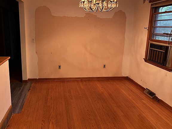 4th image of 7 Norwood Ct