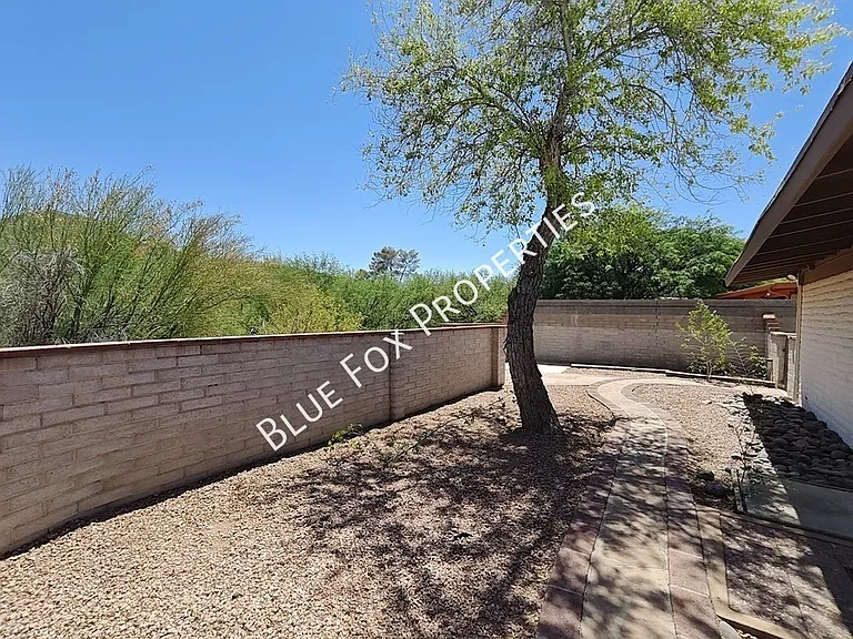 2781 W Calle Carapan — Photo 32