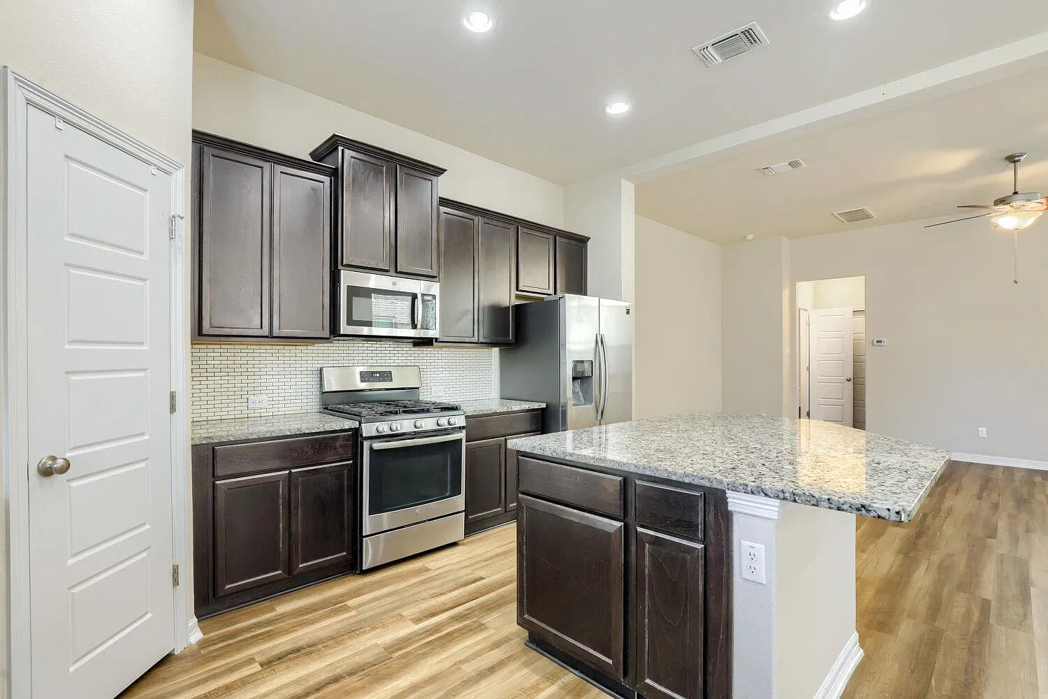 3 bed, 2.5 bath, 1924 sqft, $2,000 — Photo 4