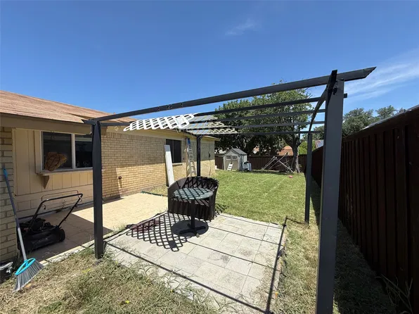 2809 Royalty Dr, Garland, TX 75044