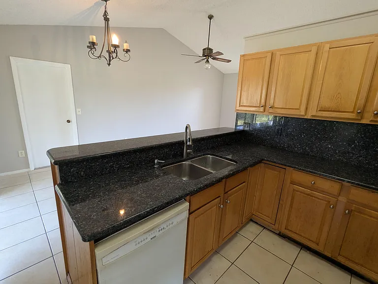 554 SW Lakehurst Dr — Photo 5