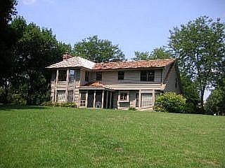 2nd image of 916 Quaker Hill Ln
