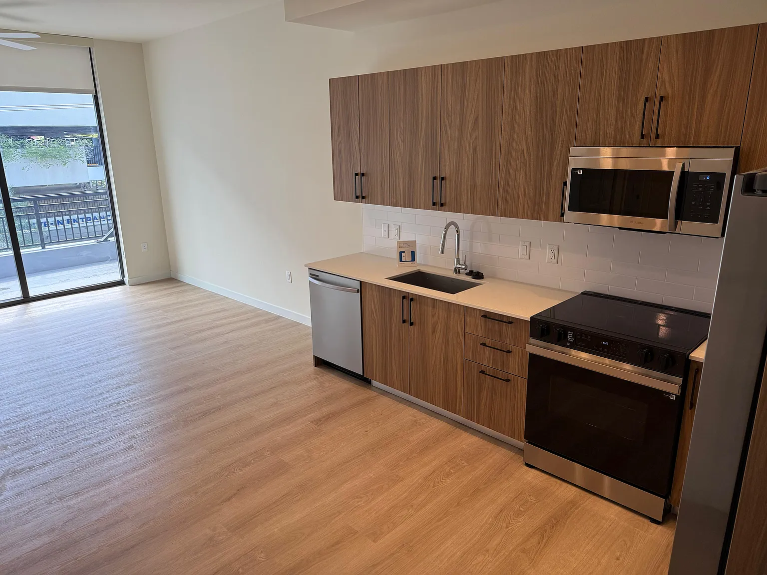 1 bed, 737 sqft, $2,339 — Photo 1
