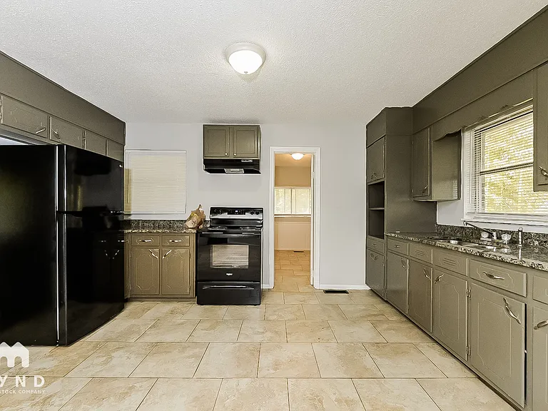 1151 Oakley Dr — Photo 4