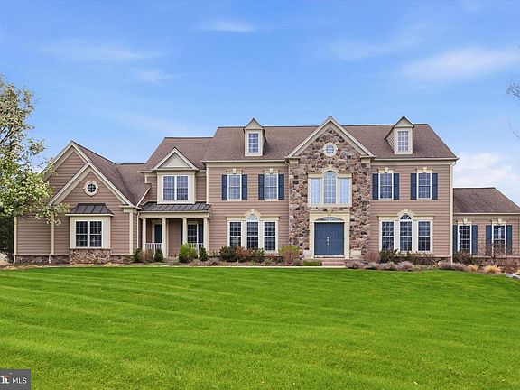 3rd image of 8 Deerfield Dr