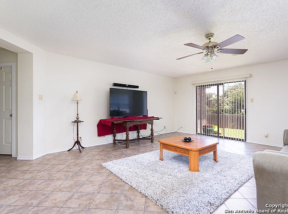 3rd image of 10318 Pelican Oak Dr