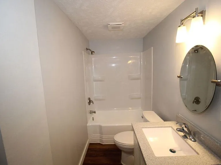 1211 E 4th St #17 — Photo 8