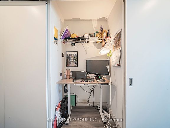 4th image of 197 Yonge St #2204