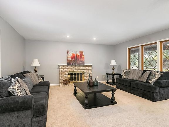 3rd image of 5376 Matterhorn Dr NE