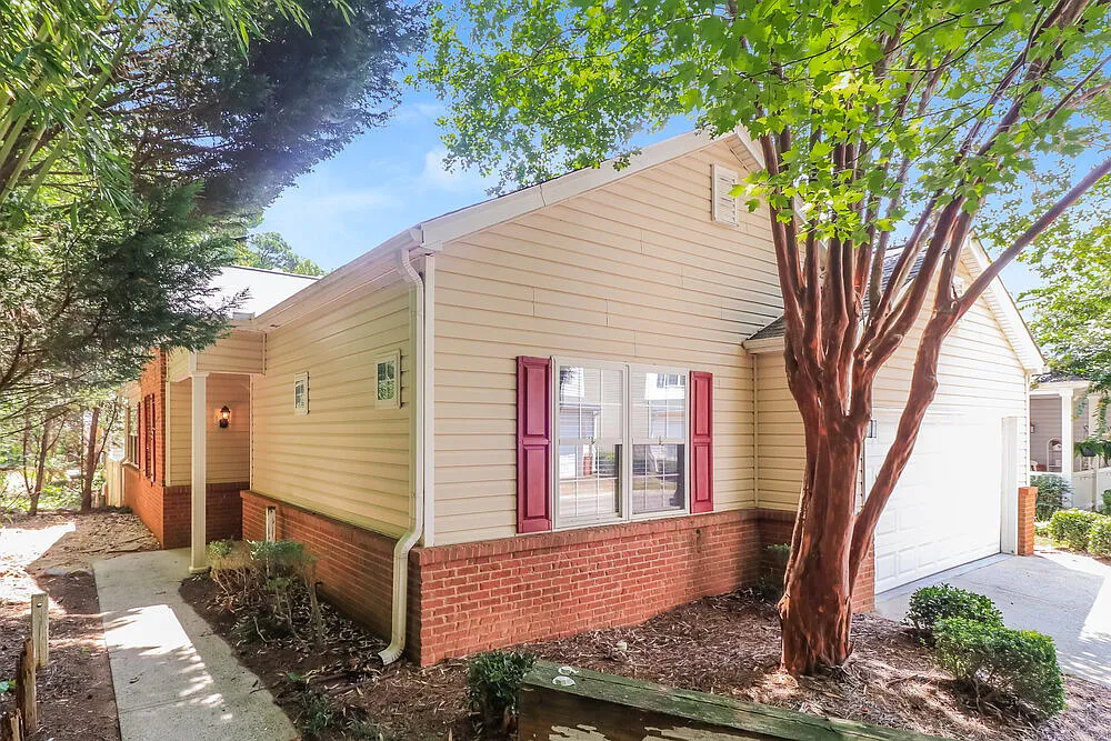 3 bed, 2.0 bath, 1118 sqft, $1,810 — Photo 4