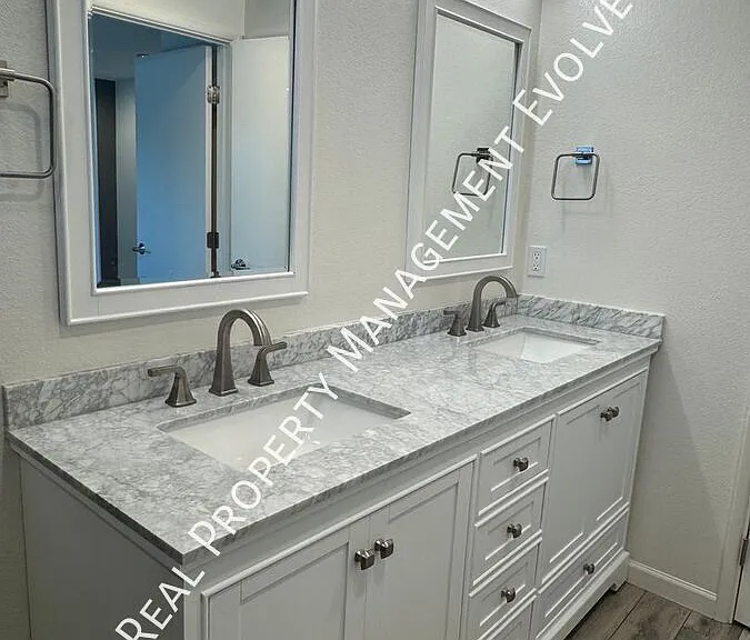 3914 E Surrey Ave — Photo 22