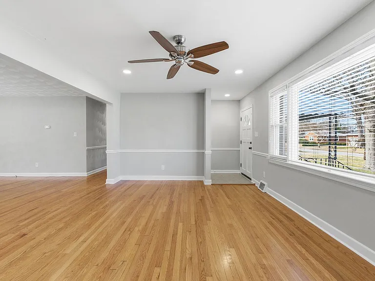 2725 Greendale Ave — Photo 6