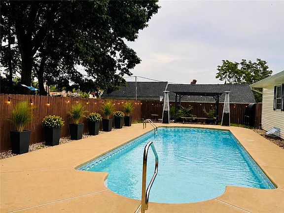 3rd image of 1432 Greenview Dr