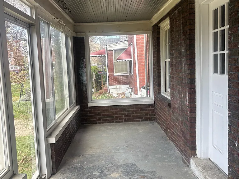 1305 Larchmont Ave — Photo 10
