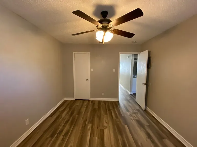 La Mesa Apartments — Photo 17