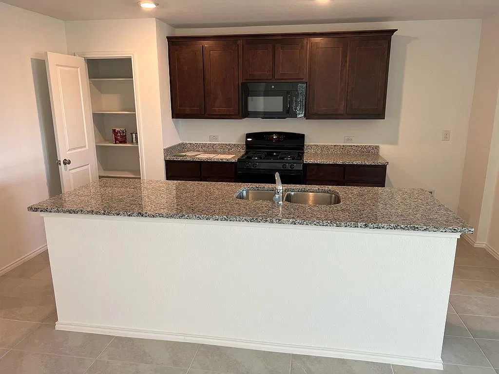 4 bed, 1807 sqft, $2,095 — Photo 3