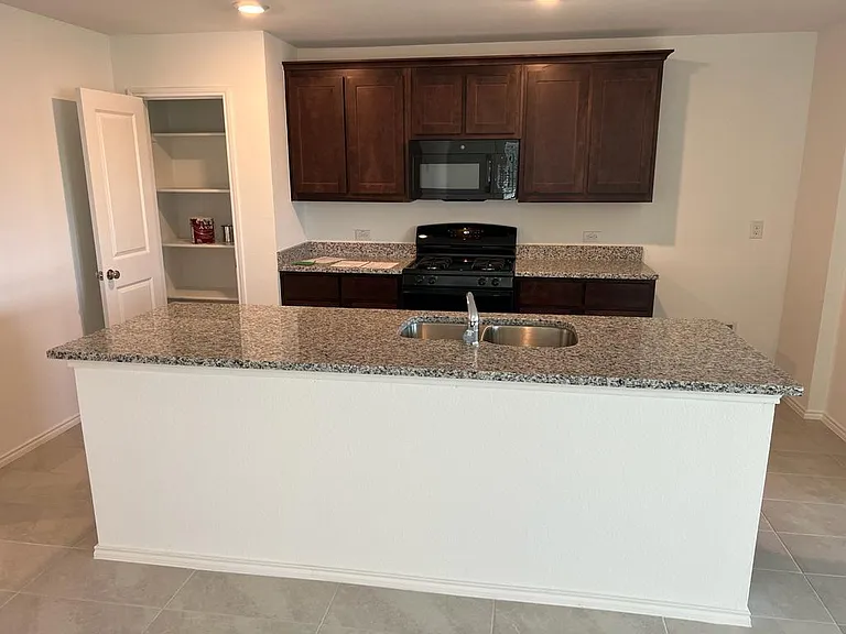 925 Sourgum St — Photo 3