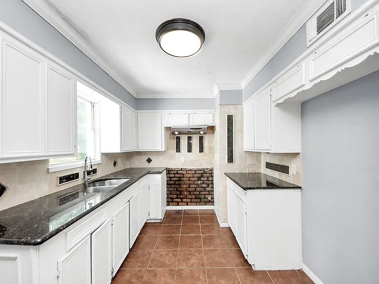 2513 Leslie St — Photo 18