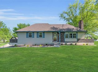7 Lakevue Dr, Gower, MO 64454