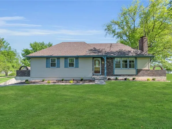 7 Lakevue Dr, Gower, MO 64454