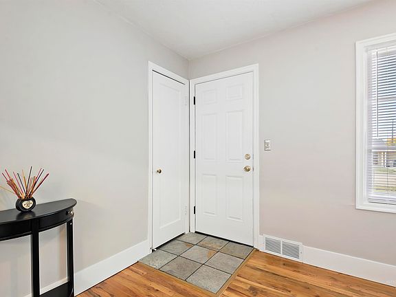 4th image of 309 W Elm St